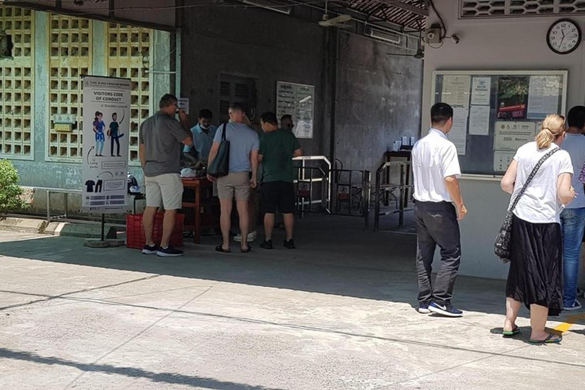 um grupo de pessoas em pé do lado de fora de um prédio