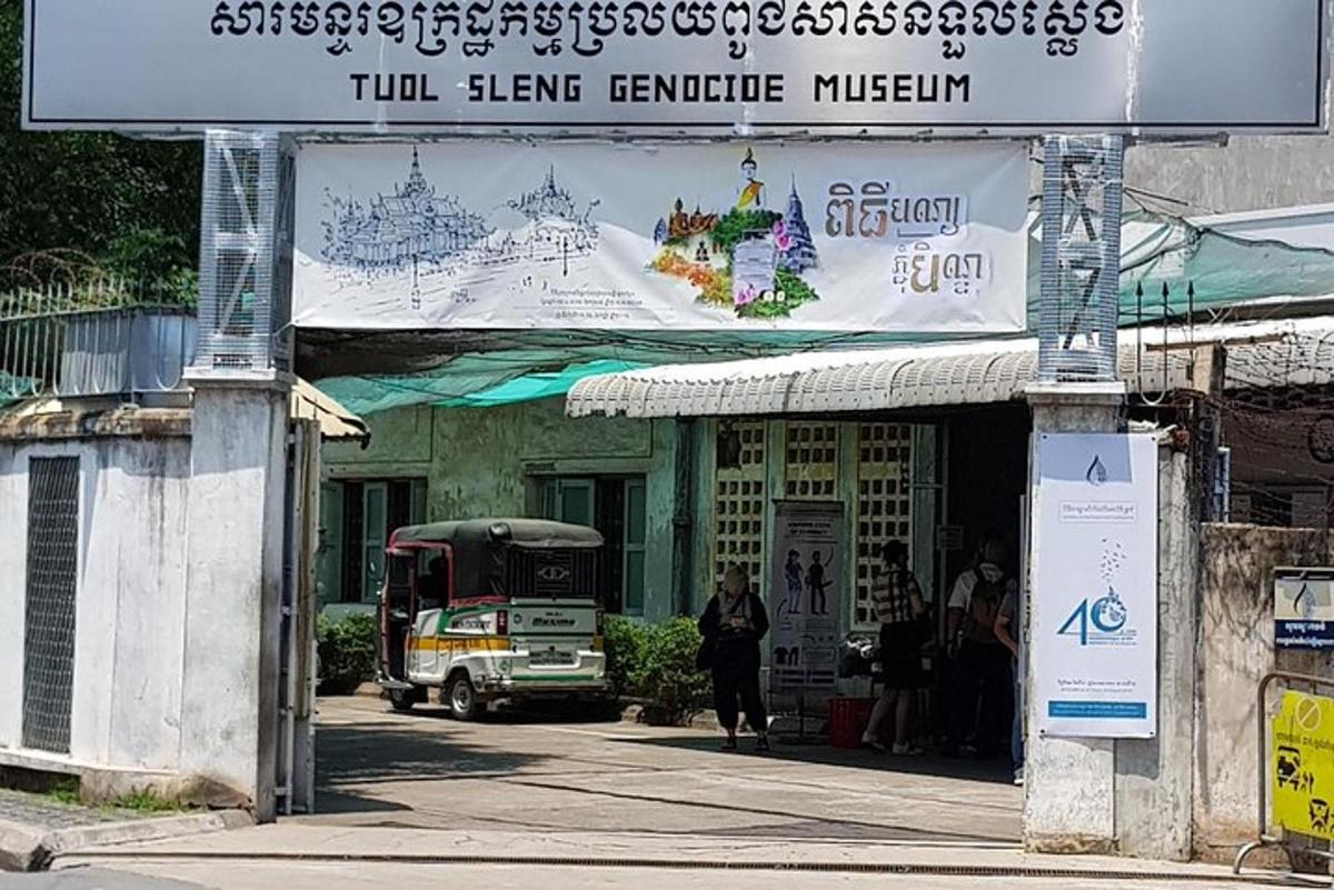 một chiếc xe buýt đậu bên ngoài một tòa nhà có biển báo
