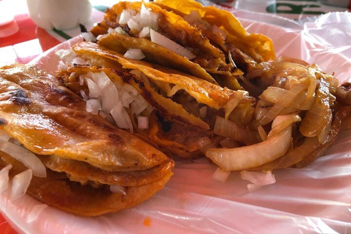 un piatto di carta con un panino e patatine fritte