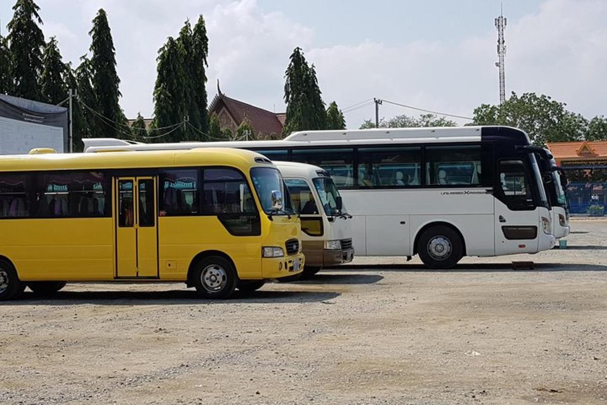 два аутобуса су паркирана на паркингу
