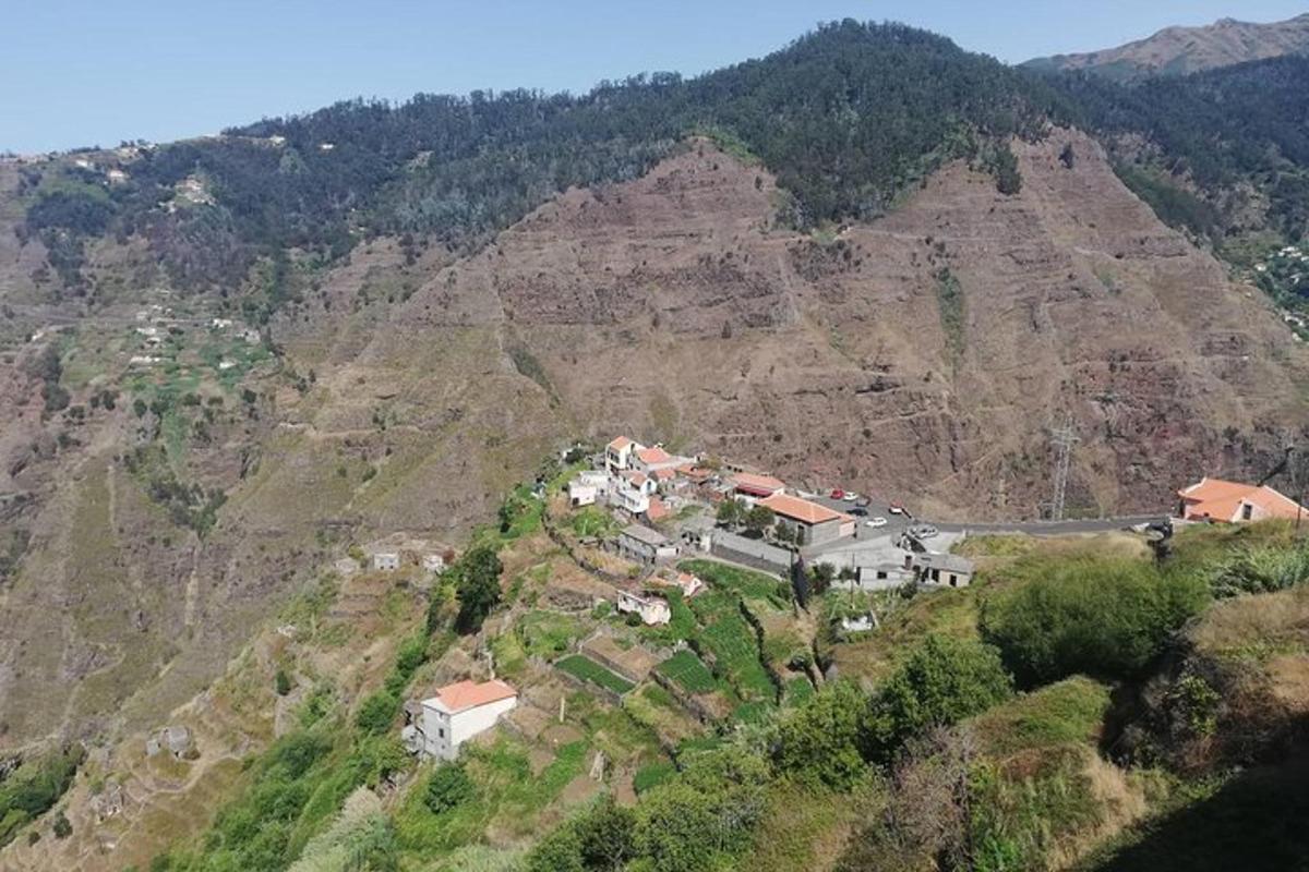 una vista aérea de una casa en una montaña