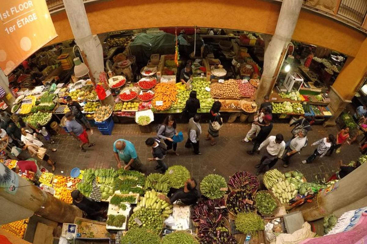 pohled shora na trh s ovocem a zeleninou