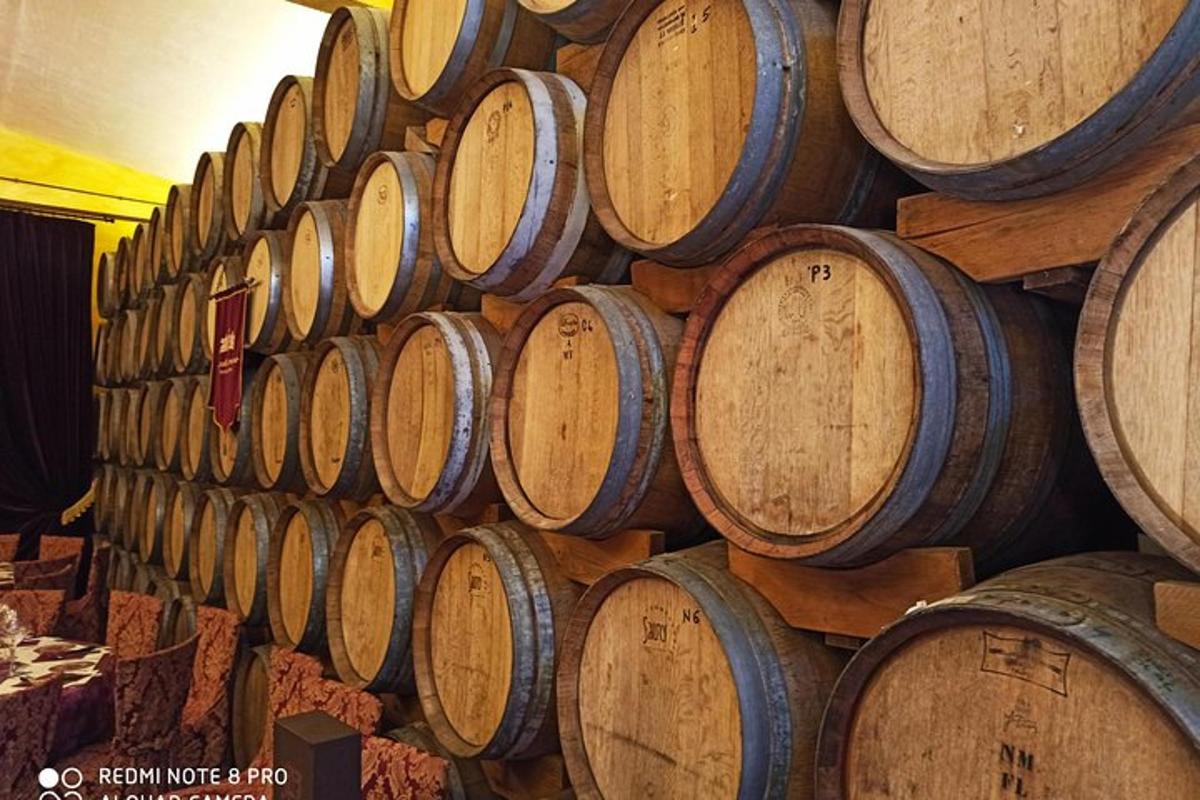 un mucchio di botti di vino accatastate in una stanza