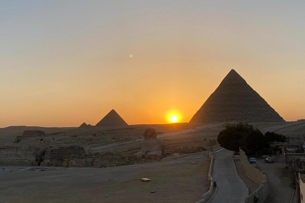Západ slunce nad pyramidami v Gíze a sfingou