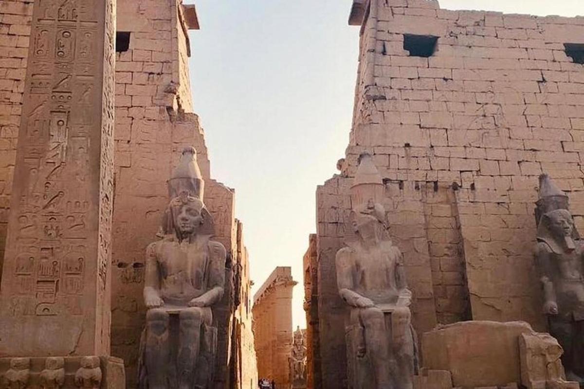 dues estàtues davant d'un edifici