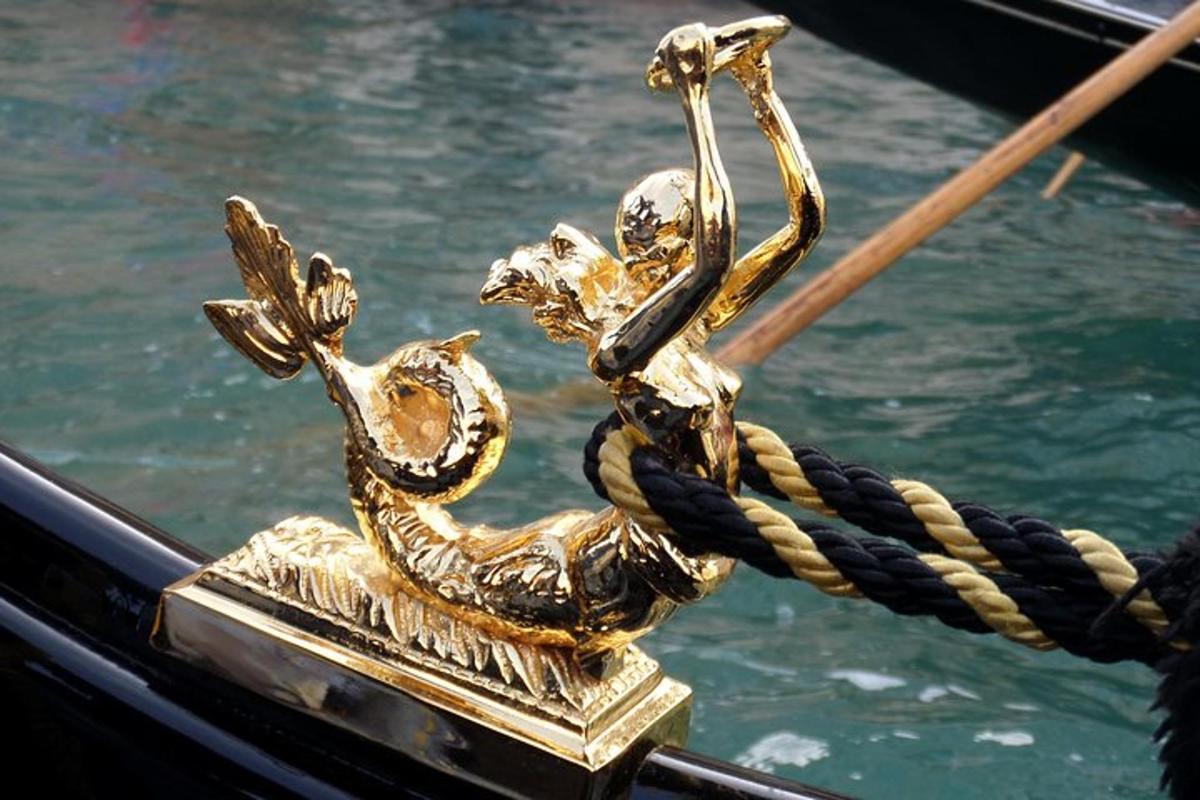 zelta pelikāna statuja laivas sānā