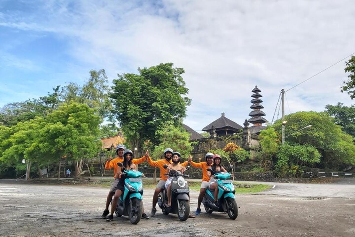 un gruppo di persone che guidano scooter su una strada
