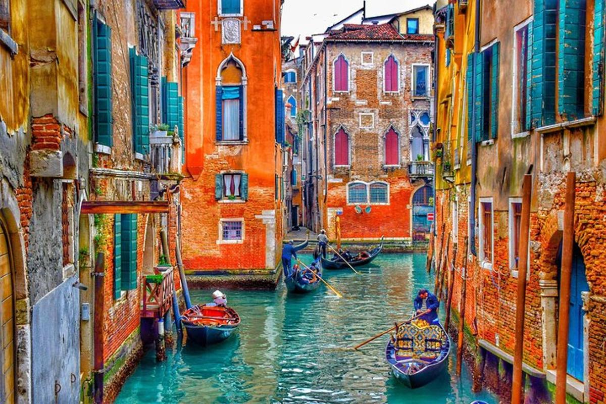un gruppo di barche in un canale tra edifici