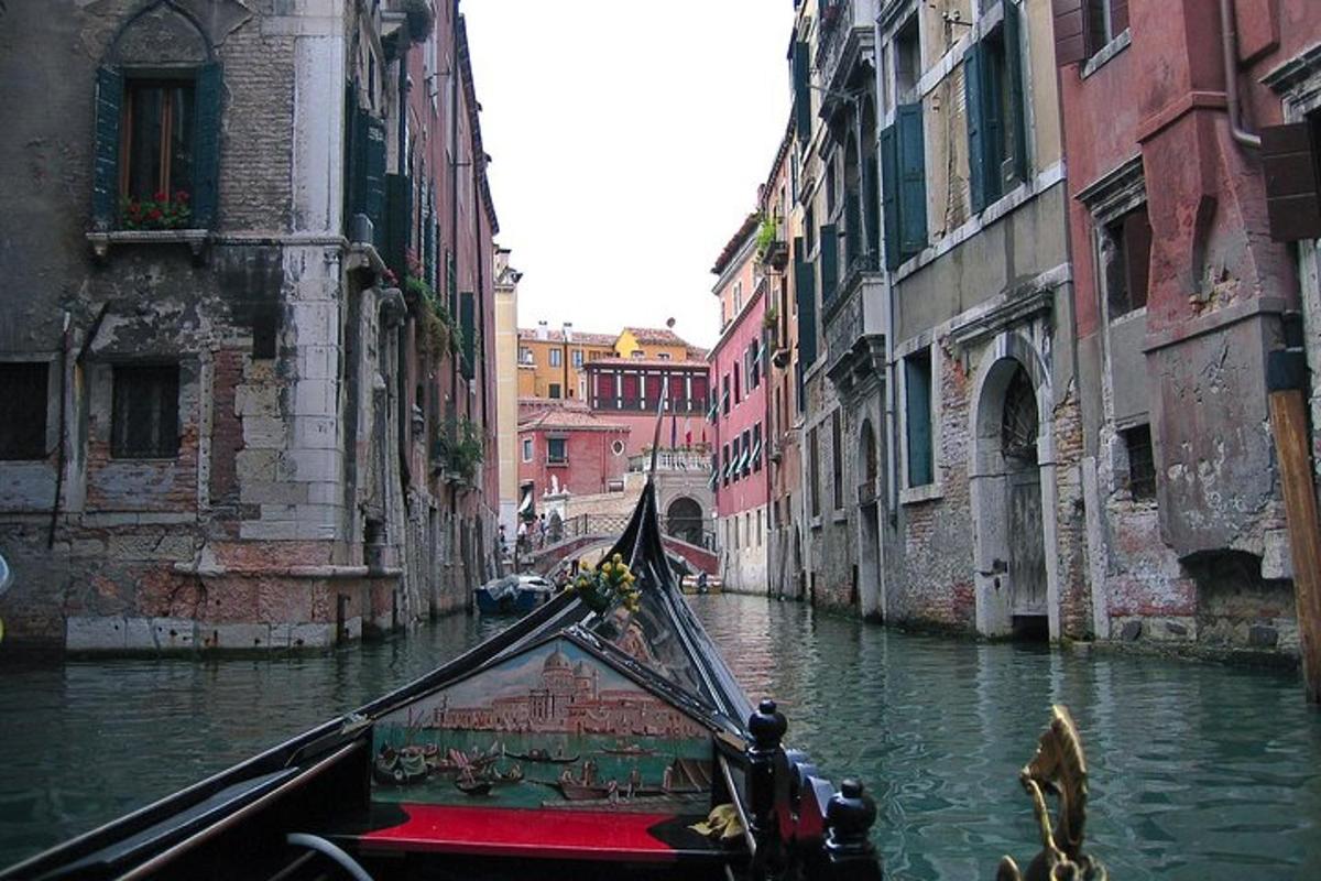 una gondola sta remando lungo un canale in una città