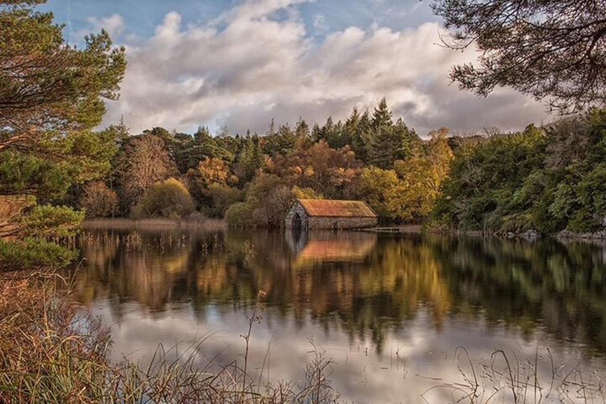 pohled na jezero se stromy a budovou