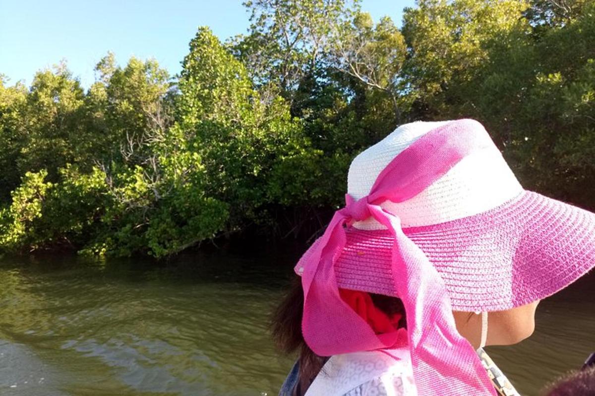 seorang gadis bertopi merah jambu melihat sungai