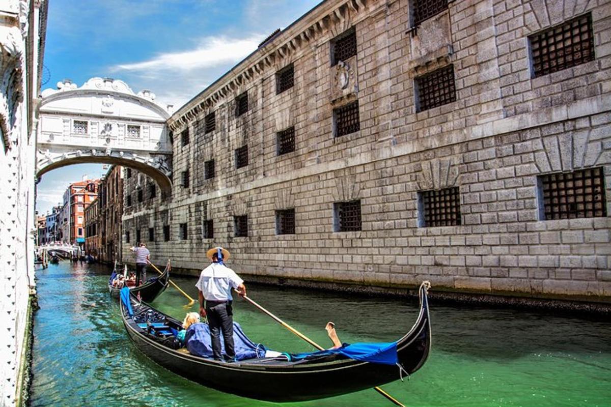 sekelompok orang menaiki gondola di kanal