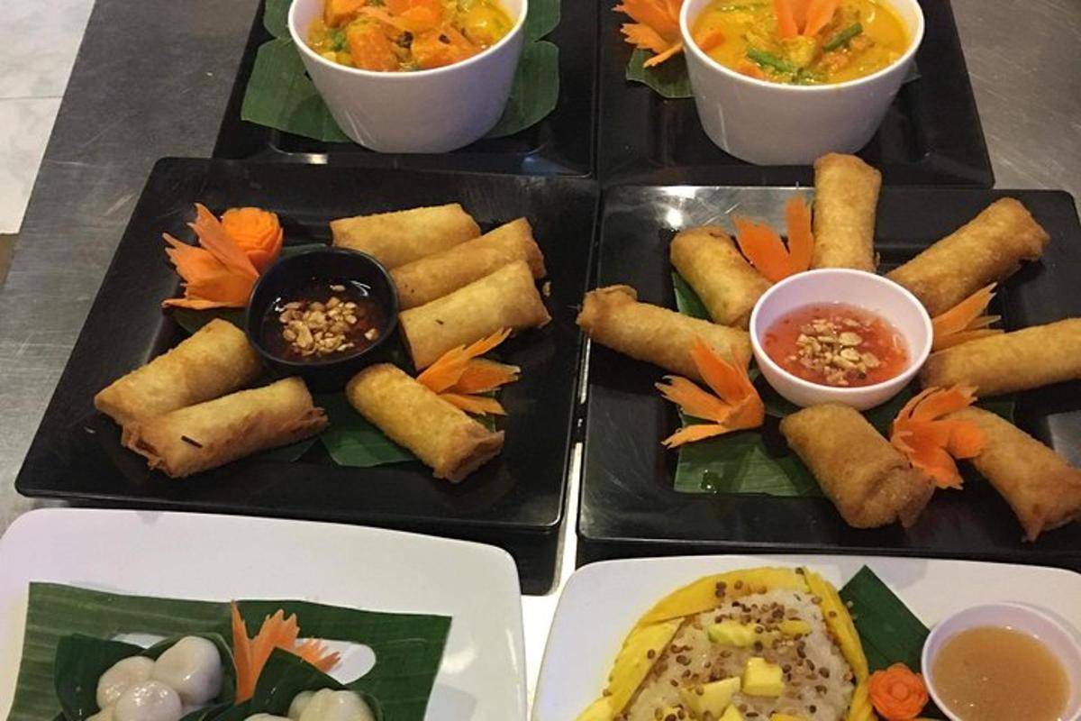 ba đĩa đựng các loại thức ăn khác nhau