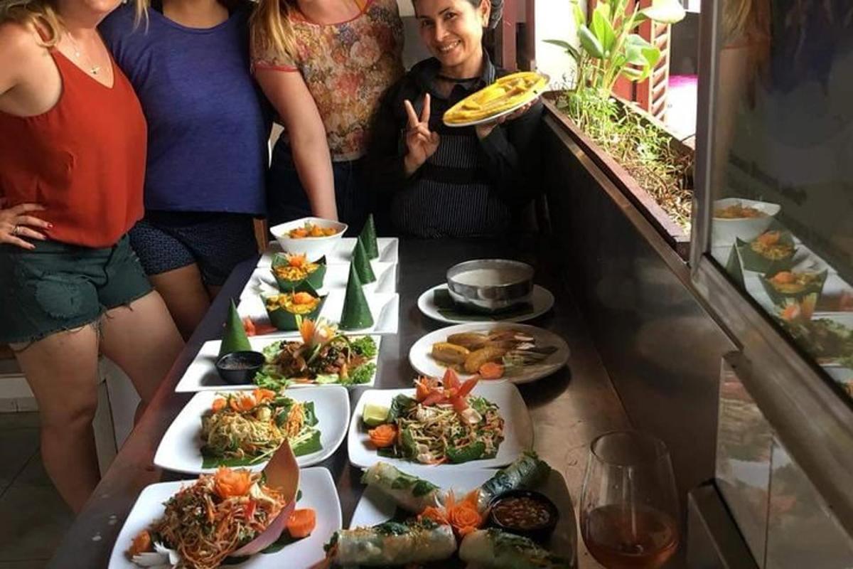 một nhóm người đứng quanh một cái bàn với những đĩa thức ăn
