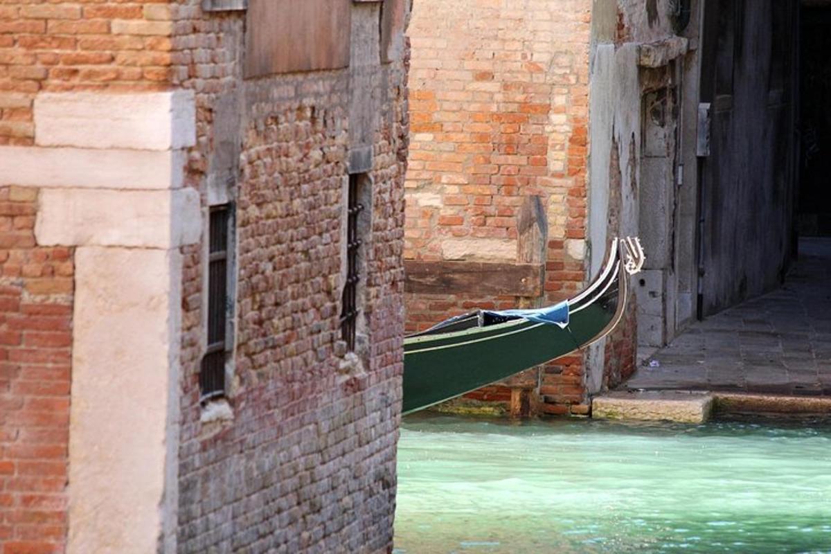 una góndola està lligada al costat d'un edifici