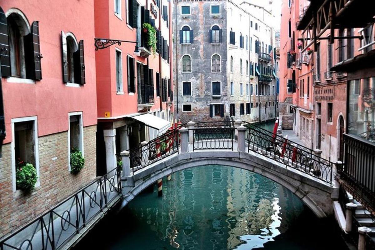 un pont sobre un riu en una ciutat amb edificis