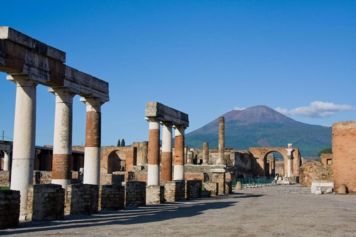 ruinas antiguas con una montaña al fondo