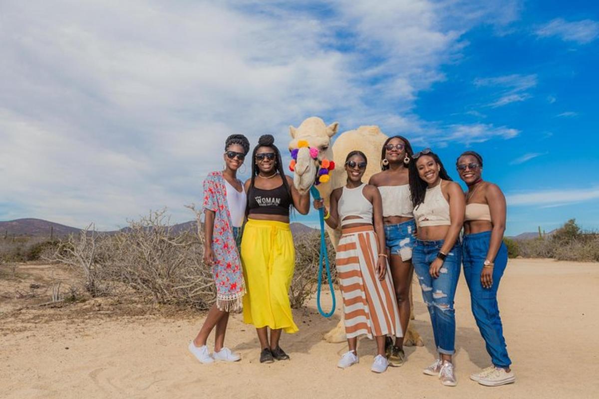 un gruppo di donne in posa per una foto sulla spiaggia