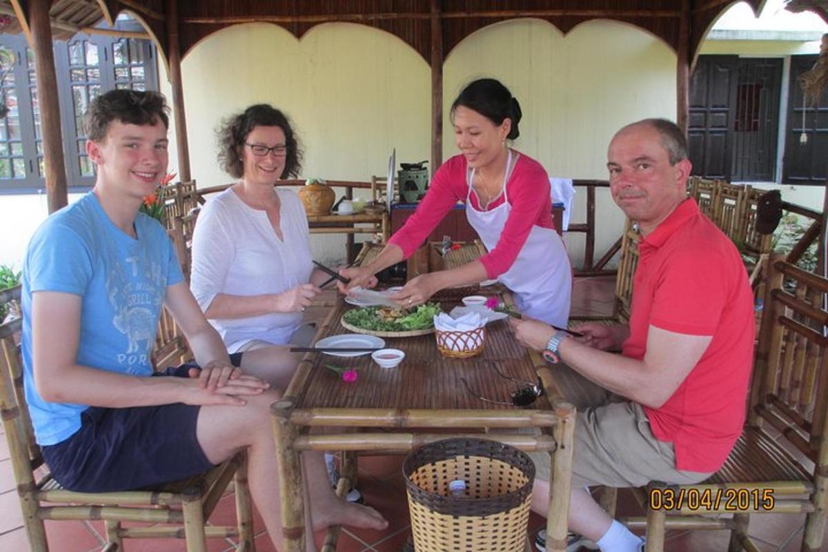 un grup de persones assegudes al voltant d'una taula