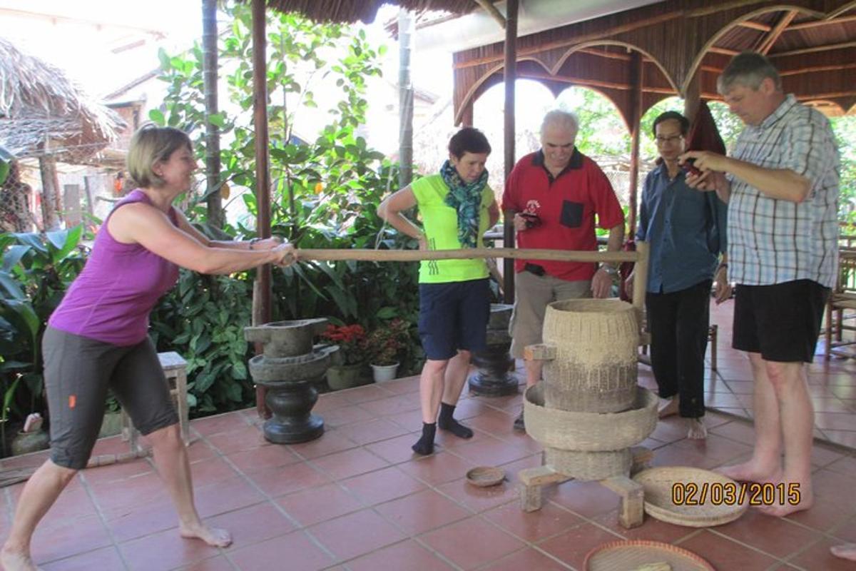 un grup de persones dretes al voltant d'una biga de fusta