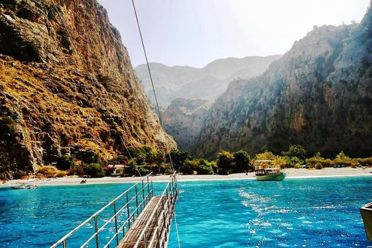 جسر فوق نهر وعلى متنه قارب