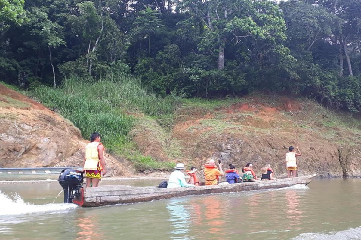 sekumpulan orang dalam bot di dalam air