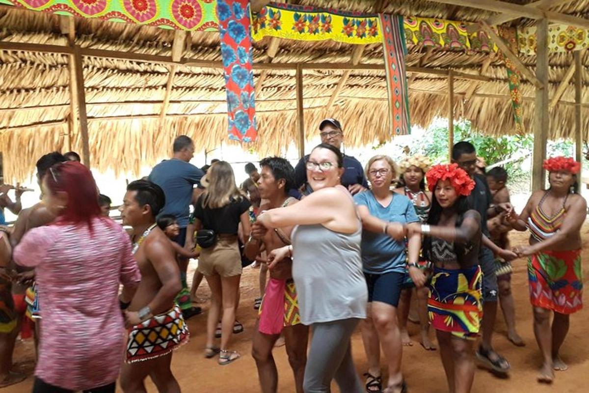 un grup de dones ballant en un grup de persones