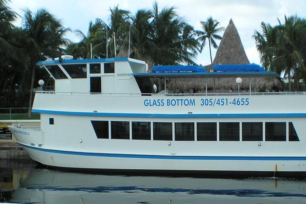 a boat in the water with palm trees in the background