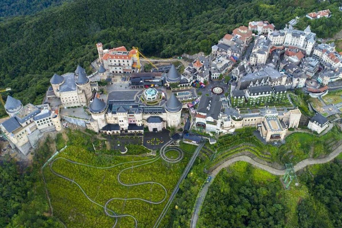 vista aèria d'un gran edifici al bosc