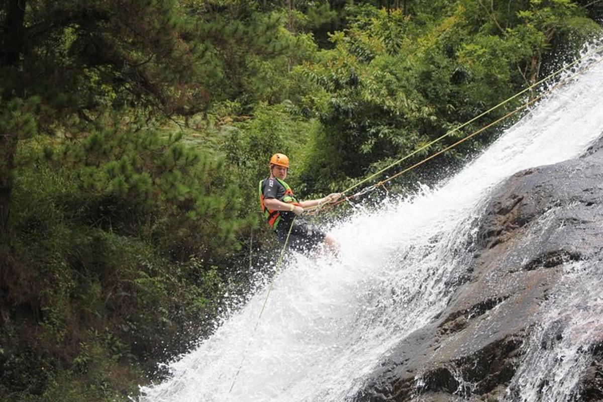 un uomo tiene una corda su una cascata