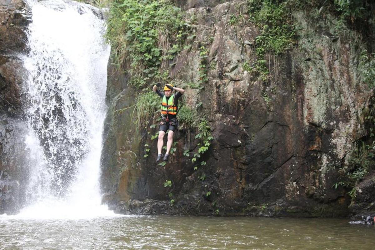 un uomo sta saltando da una cascata