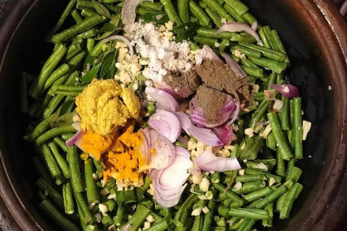 一碗有青豆和其他蔬菜的食物