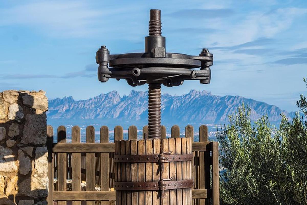 una fontana d'acqua in cima a una recinzione di legno