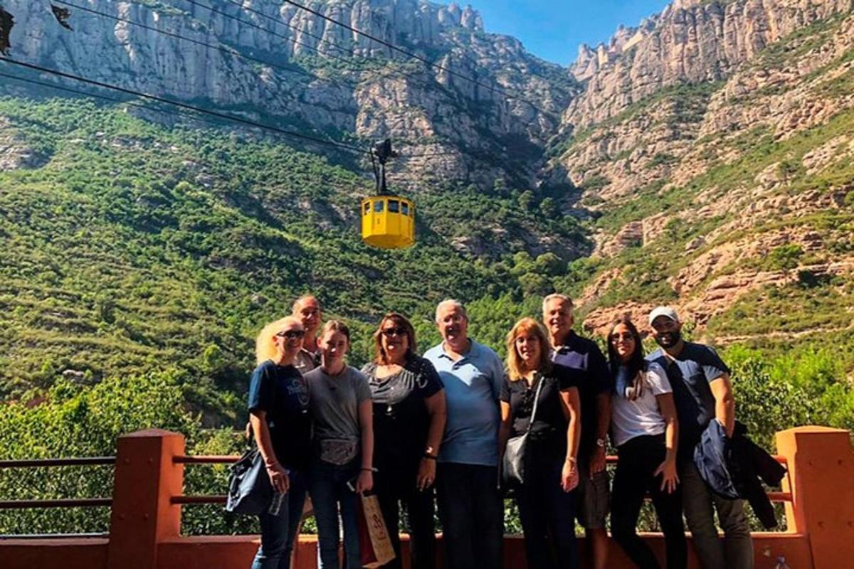 un gruppo di persone in piedi di fronte a una montagna