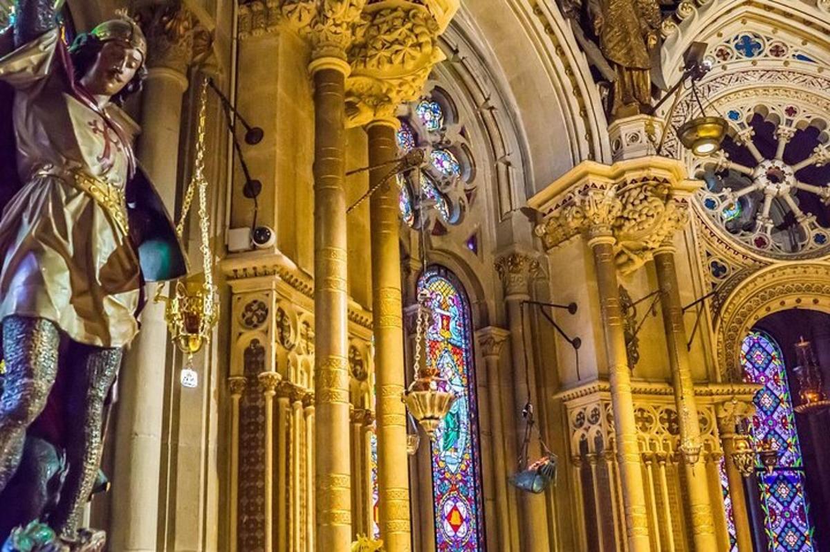 sebuah gereja dengan patung dan tingkap kaca berwarna