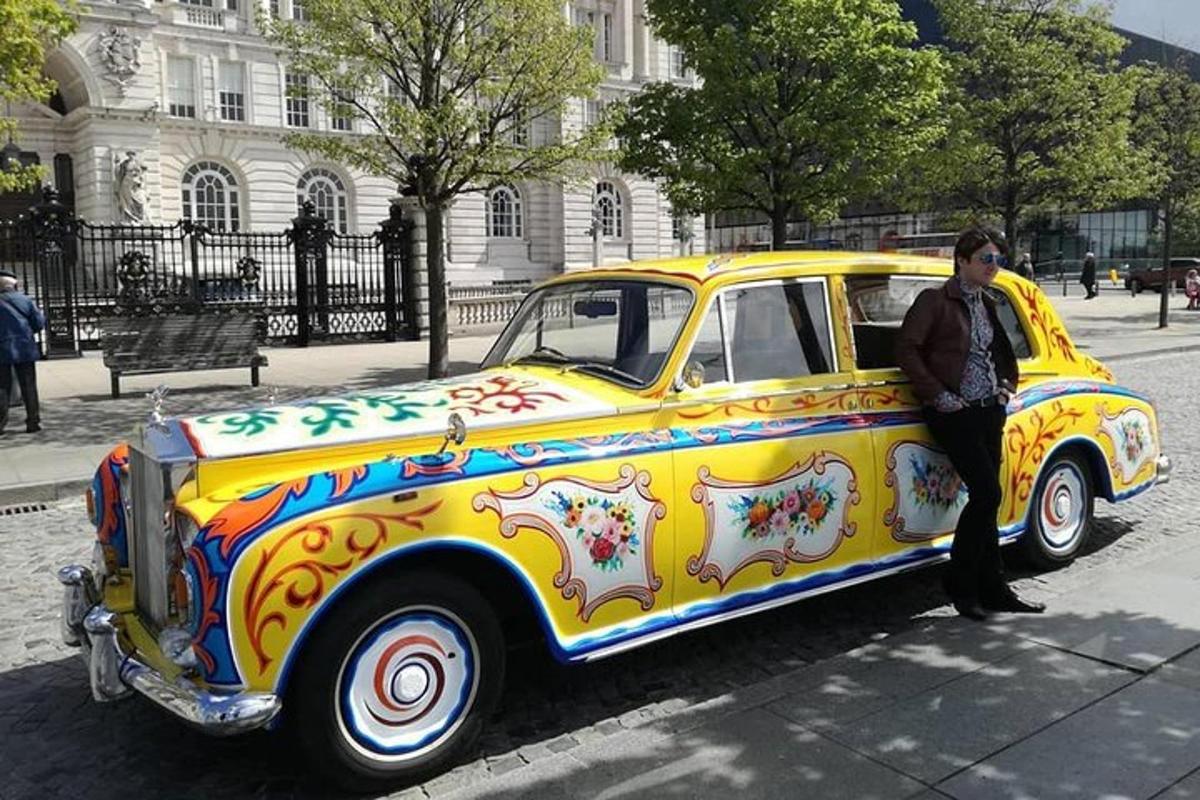 un uomo è seduto in un'auto colorata
