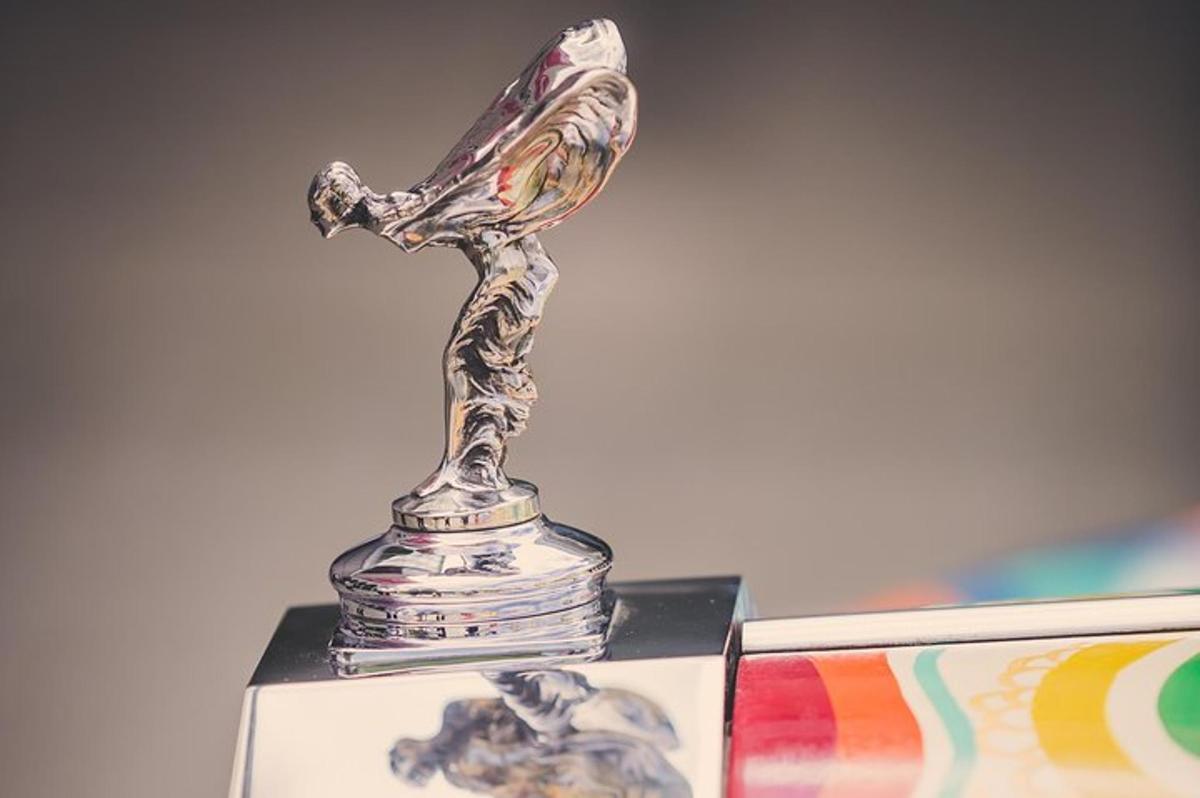 un trofeo di vetro appoggiato sopra una scatola