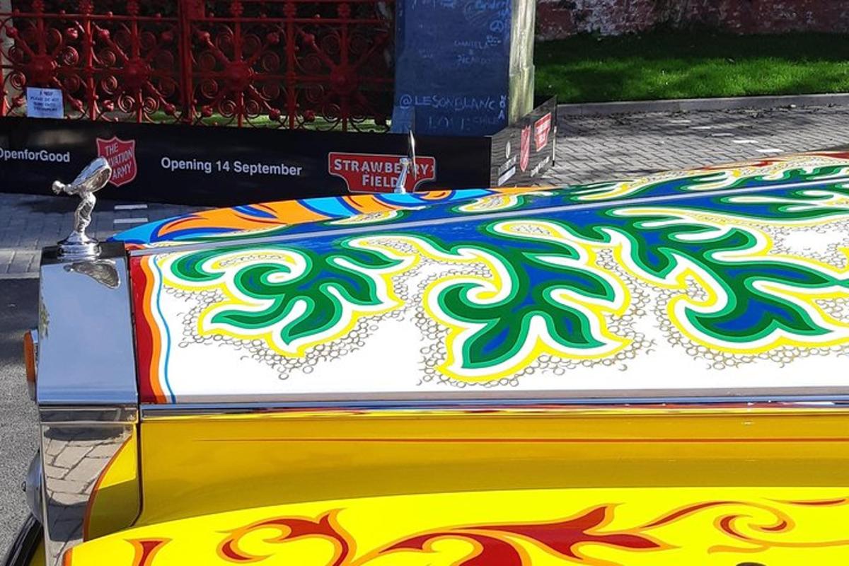 un dipinto colorato sul lato di un camion