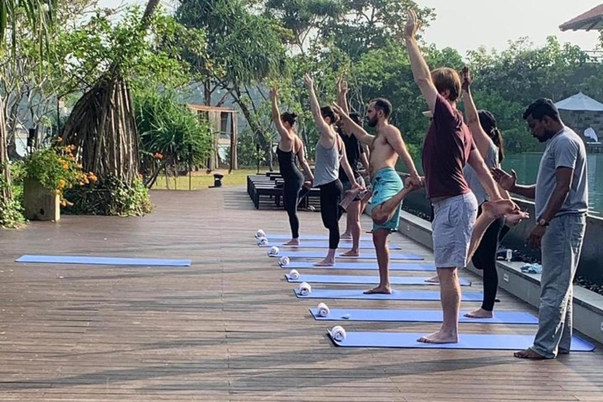 um grupo de pessoas fazendo ioga em um calçadão