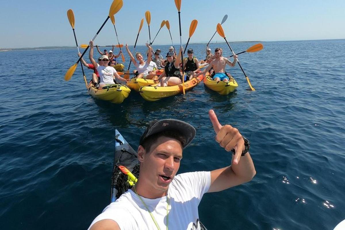 un grup de persones en caiacs a l'aigua