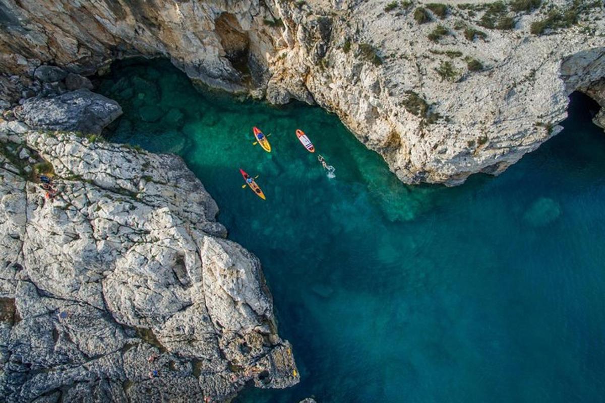 una vista aèria de tres vaixells en una massa d'aigua
