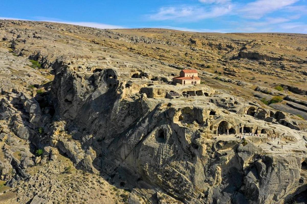 una casa in cima a una montagna rocciosa