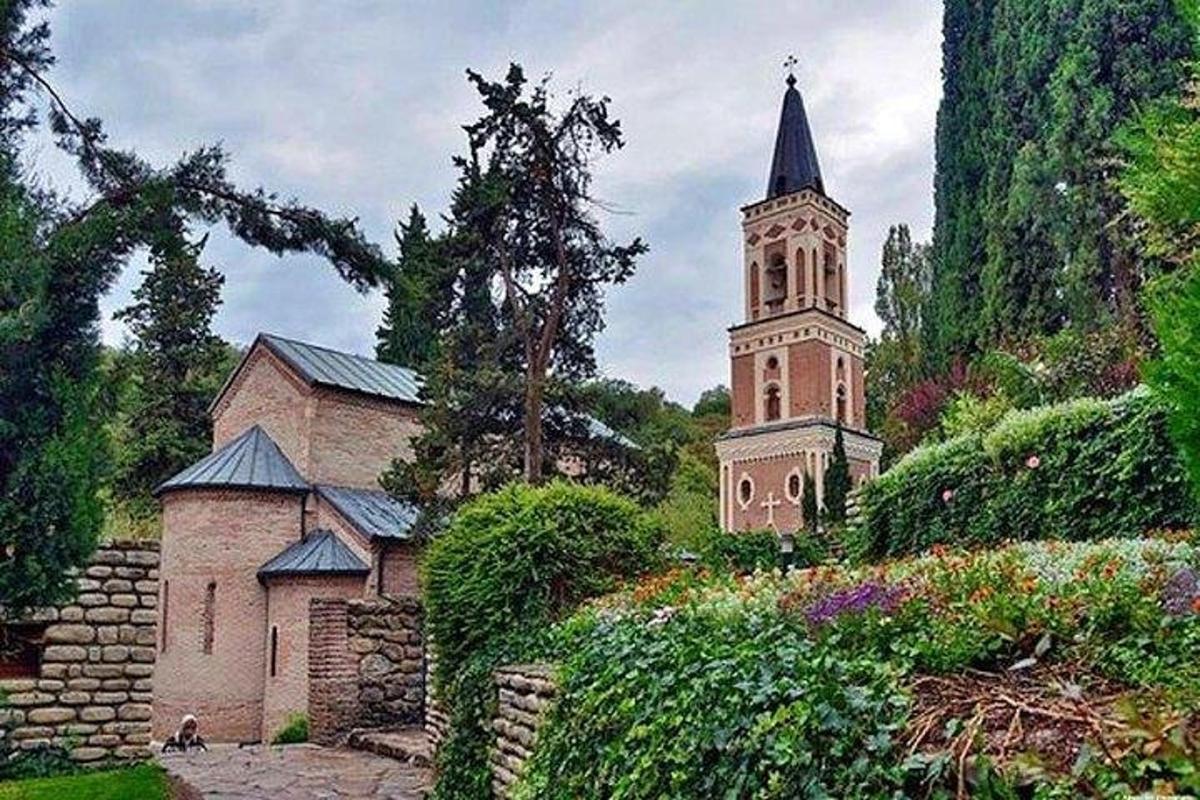 μια εκκλησία με πύργο και μια εκκλησία με καμπαναριό