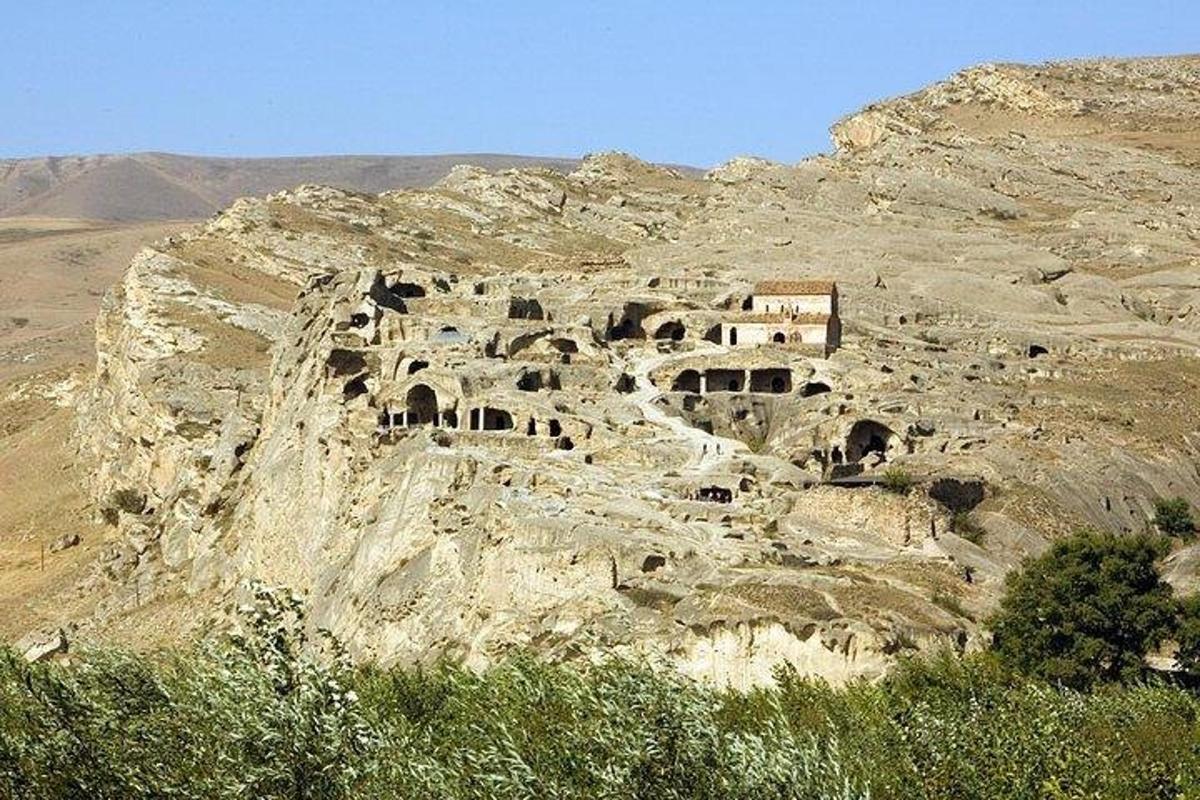un gruppo di abitazioni olitico-colitiche su una montagna rocciosa