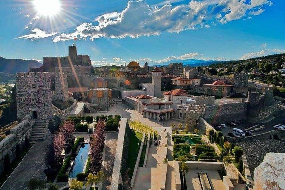 una vista di una città con il sole nel cielo