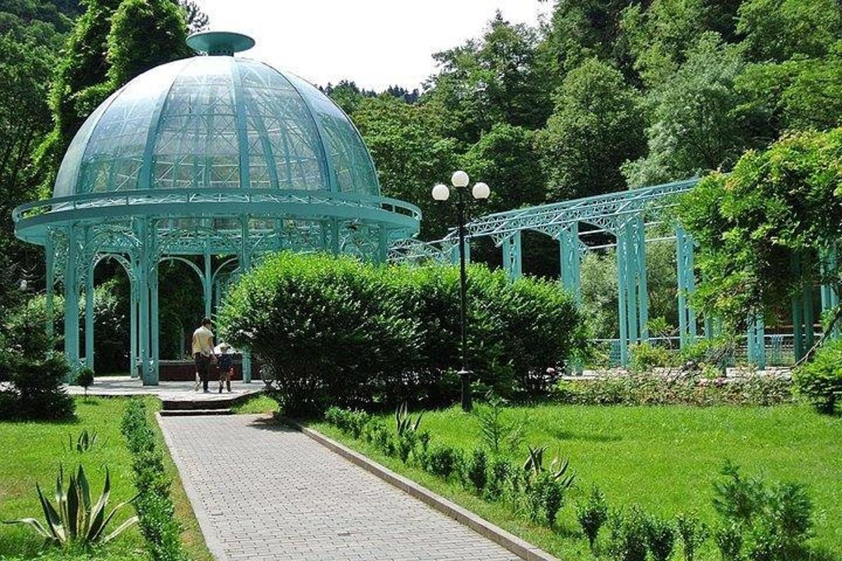 un gazebo blu in un parco con una persona a cavallo