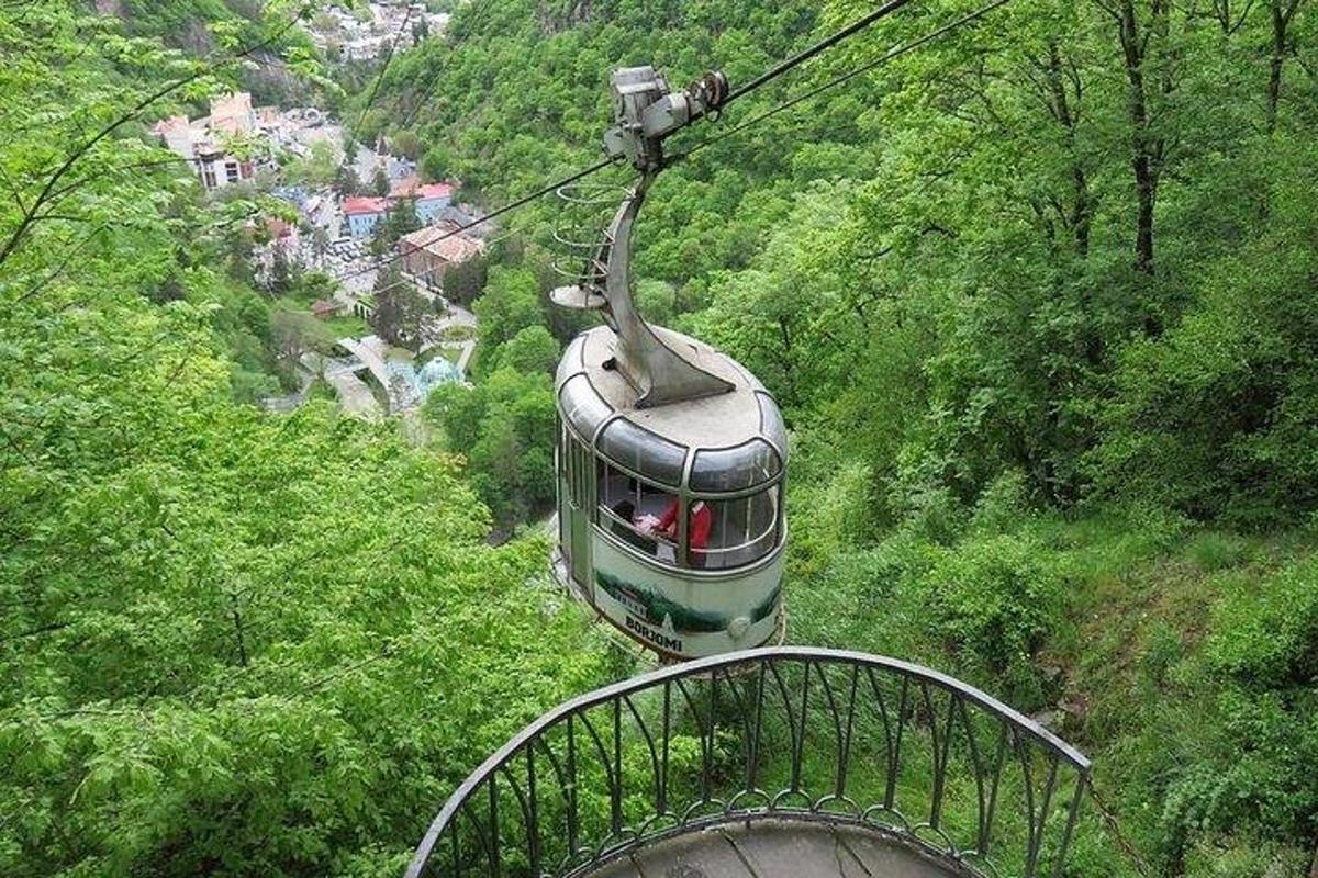 um teleférico subindo uma colina nas montanhas