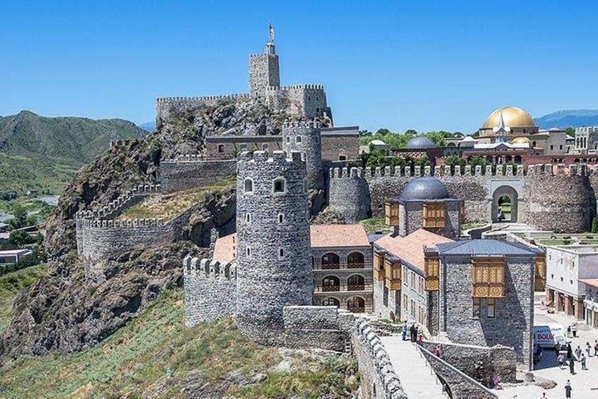 um castelo no topo de uma colina com um edifício