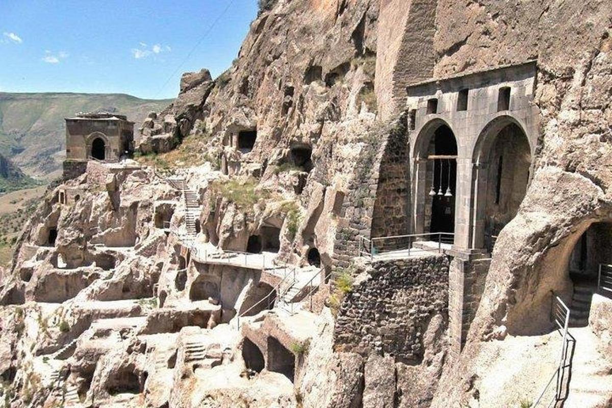 una montagna rocciosa con un edificio in cima