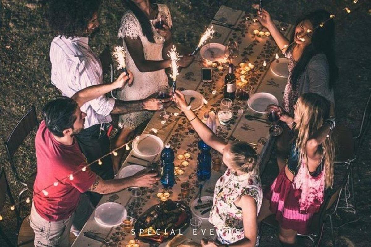 skupina lidí stojících kolem stolu na večírku